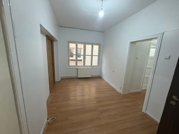 NECATİBEY CADDESİNDE 2+1 BOYALI BAKIMLI KİRALIK DAİRE