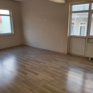 İLERİ MAHALLESİNDE ARA KATTA KOMBİLİ BALKONLU 2+1 DAİRE