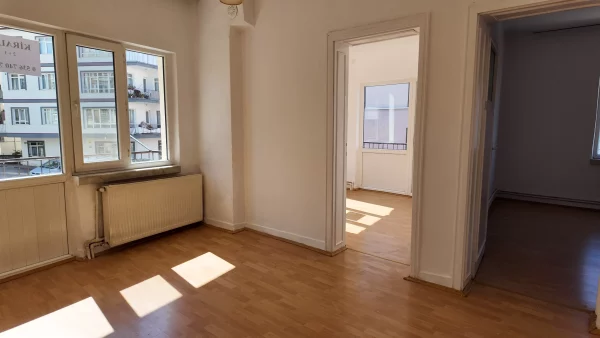 KURTULUŞ' TA KOLEJ' E 15 DAKİKA ARA KATTA GÜNEY CEPHE 2+1 KOMBİLİ DAİRE