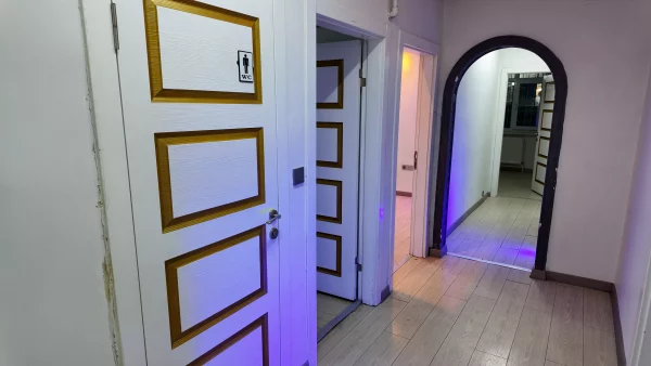 KARANFİL SOKAK' TA YAPILI BAKIMLI ARA KATTA IŞIKLANDIRMALI 3 BALKONLU 3+1 DAİRE - Görsel 2