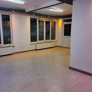 KARANFİL SOKAK' TA YAPILI BAKIMLI ARA KATTA IŞIKLANDIRMALI 3 BALKONLU 3+1 DAİRE