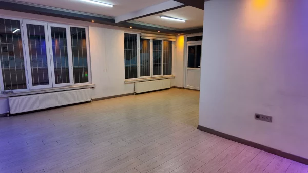 KARANFİL SOKAK' TA YAPILI BAKIMLI ARA KATTA IŞIKLANDIRMALI 3 BALKONLU 3+1 DAİRE