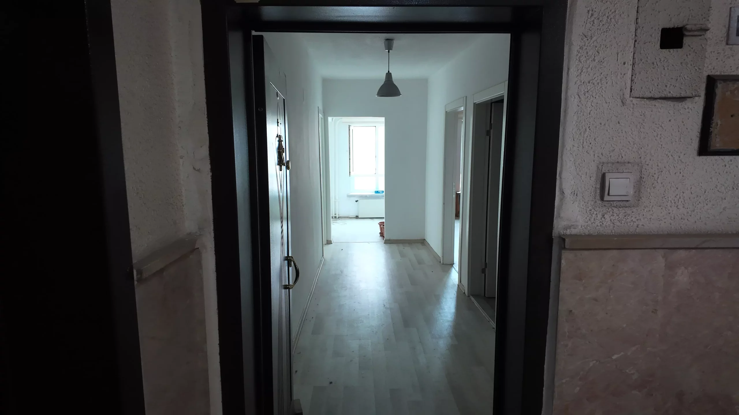 KORKUT REİS'TE METRONUN DİBİNDE 4.KAT ÇİFT ASANSÖRLÜ 2+1 SATILIK DAİRE - Görsel 2