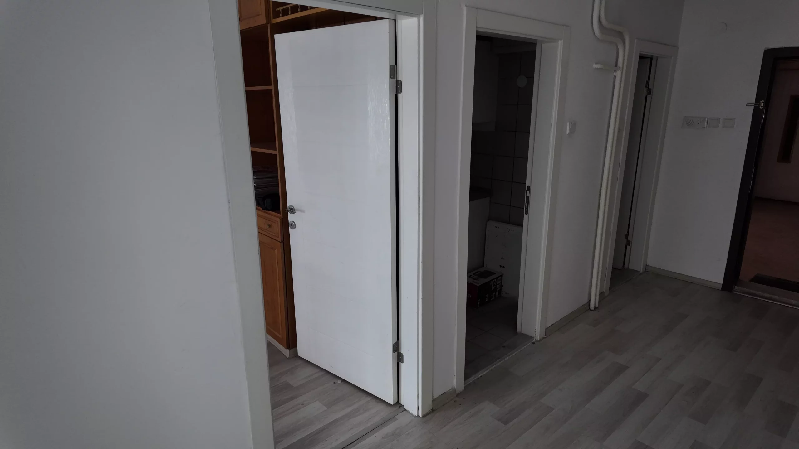 KORKUT REİS'TE METRONUN DİBİNDE 4.KAT ÇİFT ASANSÖRLÜ 2+1 SATILIK DAİRE - Görsel 27