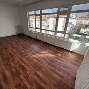 BAĞLAR CADDESİ MERKEZİ KONUMDA KOMBİLİ 2+1 ÇİFT BALKONLU FERAH