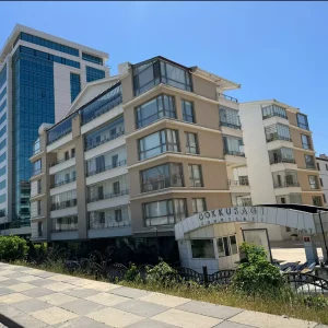 BAHÇE KATI GENİŞ KULLANIM ALANLI HAVUZLU VE GÜVENLİKLİ 2+1 DAİRE